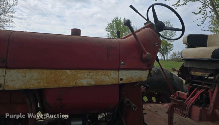 image for item DO7897 1966 International Harvester Farmall 806 tractor