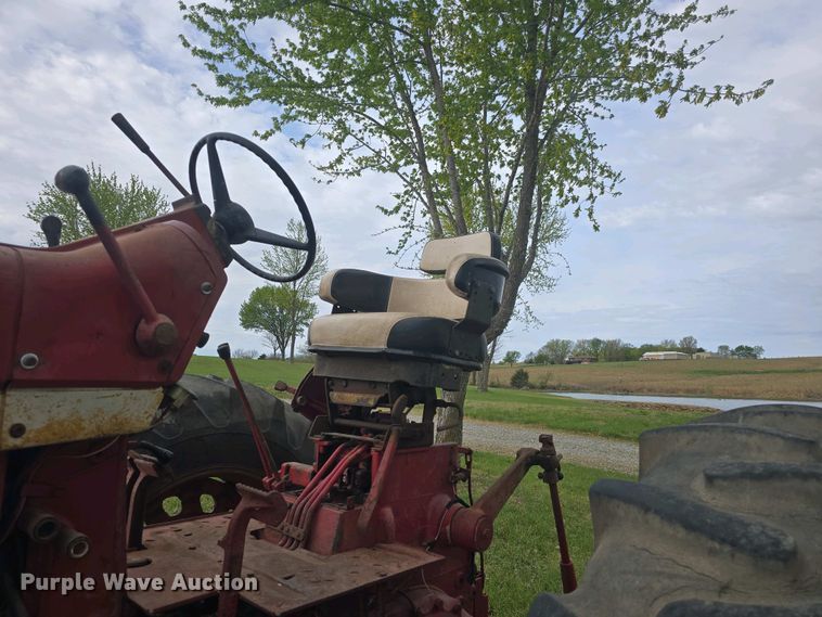 image for item DO7897 1966 International Harvester Farmall 806 tractor