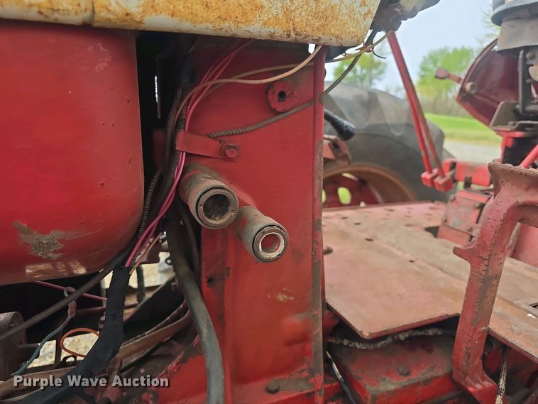 image for item DO7897 1966 International Harvester Farmall 806 tractor