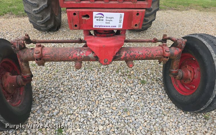 image for item DO7897 1966 International Harvester Farmall 806 tractor