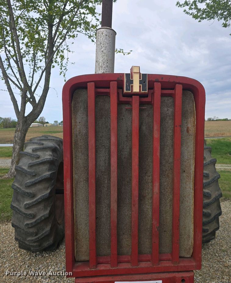 image for item DO7897 1966 International Harvester Farmall 806 tractor