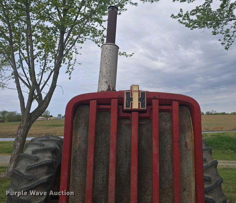 image for item DO7897 1966 International Harvester Farmall 806 tractor