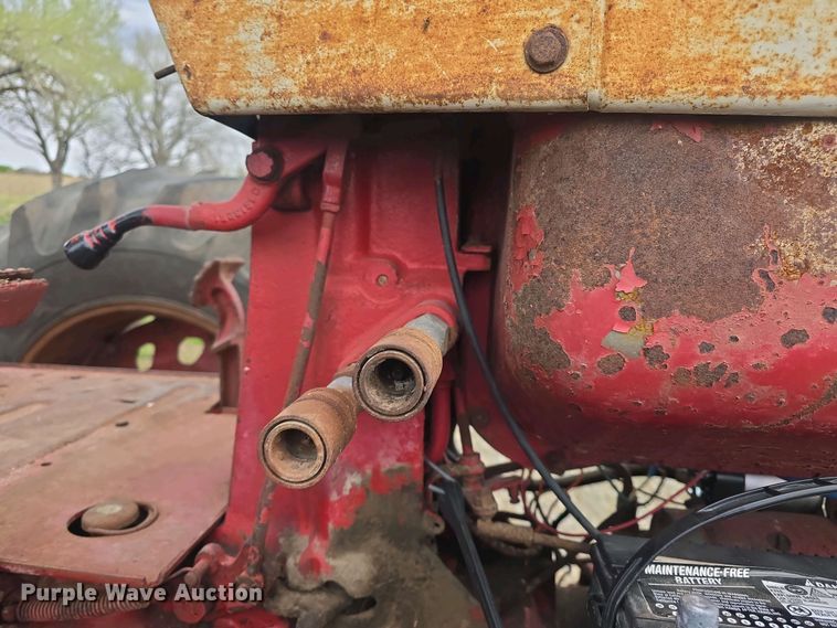 image for item DO7897 1966 International Harvester Farmall 806 tractor
