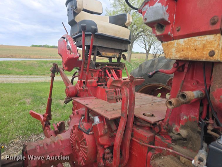 image for item DO7897 1966 International Harvester Farmall 806 tractor