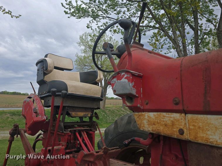 image for item DO7897 1966 International Harvester Farmall 806 tractor