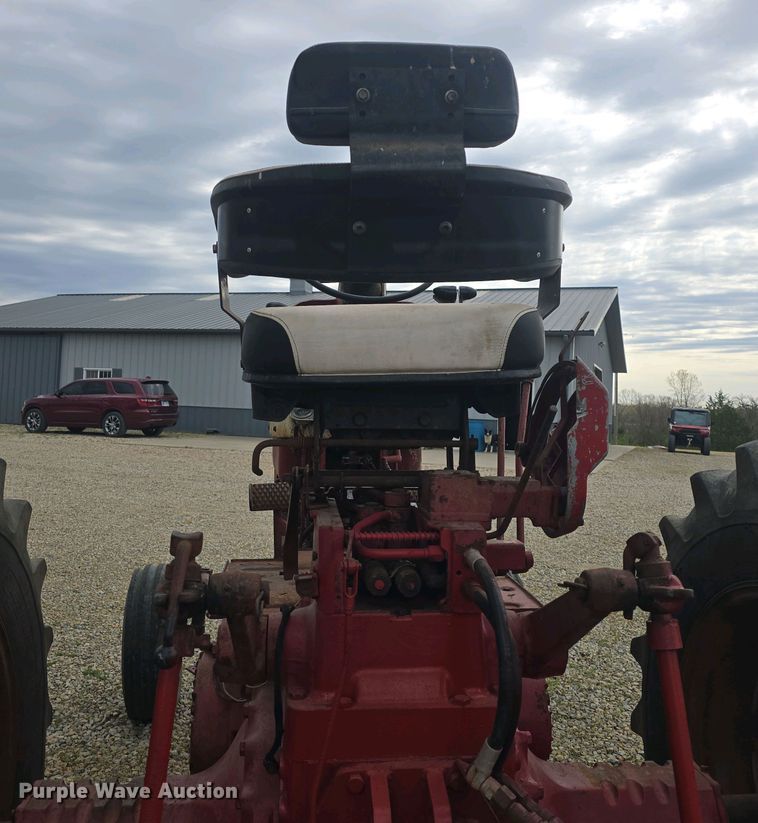 image for item DO7897 1966 International Harvester Farmall 806 tractor