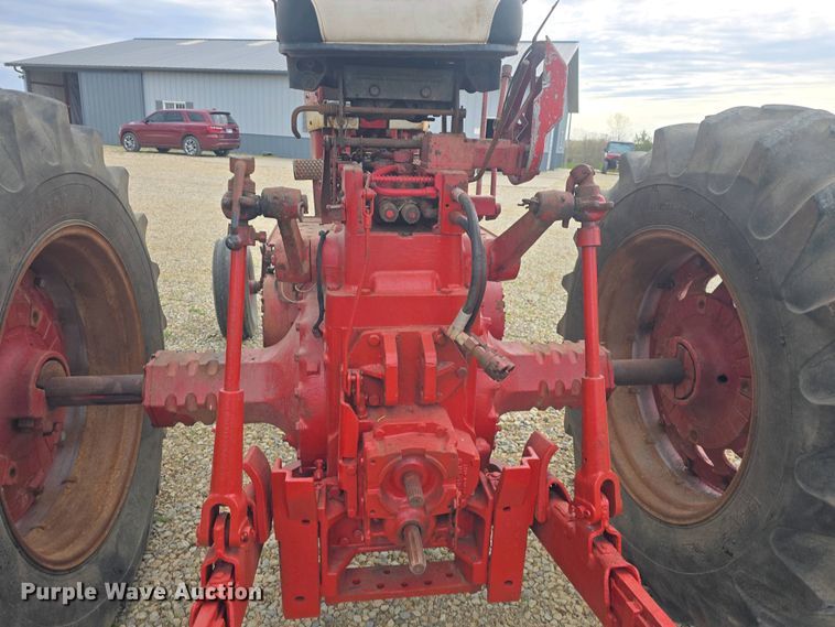 image for item DO7897 1966 International Harvester Farmall 806 tractor