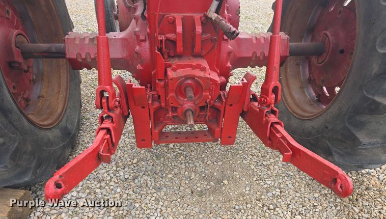 image for item DO7897 1966 International Harvester Farmall 806 tractor