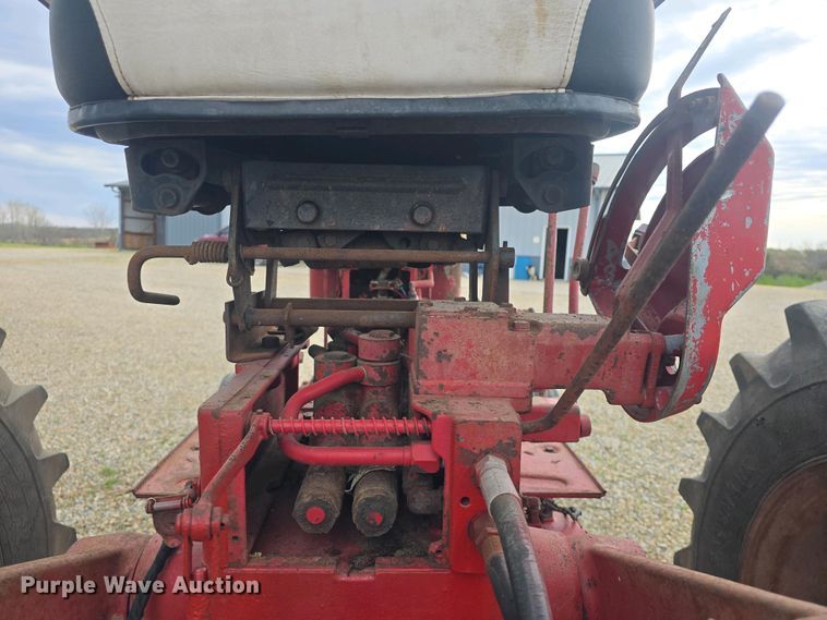 image for item DO7897 1966 International Harvester Farmall 806 tractor