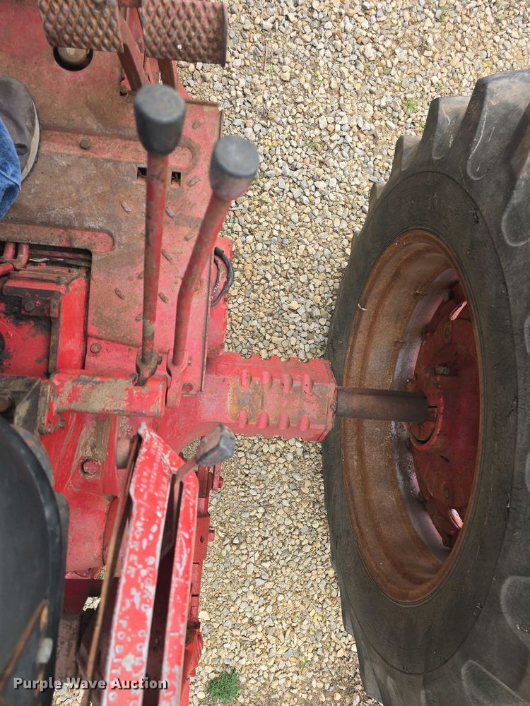 image for item DO7897 1966 International Harvester Farmall 806 tractor