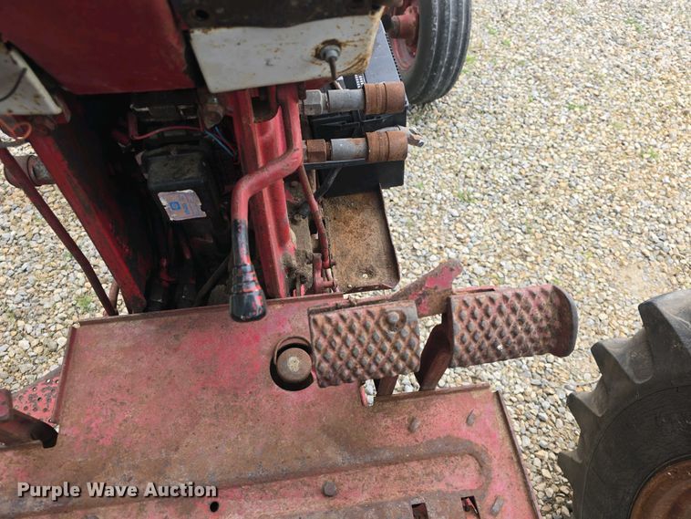 image for item DO7897 1966 International Harvester Farmall 806 tractor