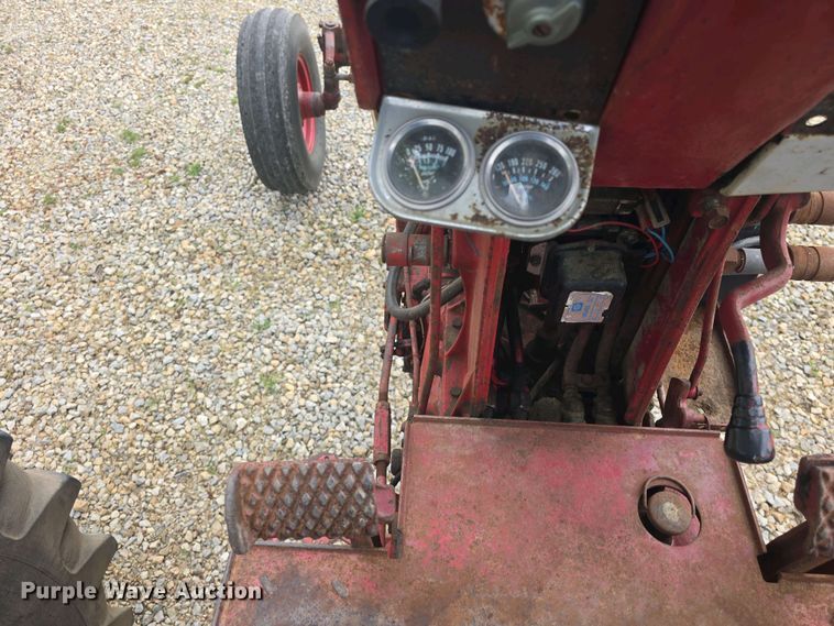 image for item DO7897 1966 International Harvester Farmall 806 tractor
