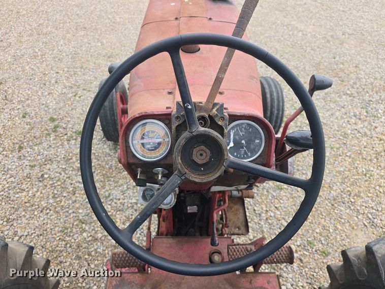 image for item DO7897 1966 International Harvester Farmall 806 tractor
