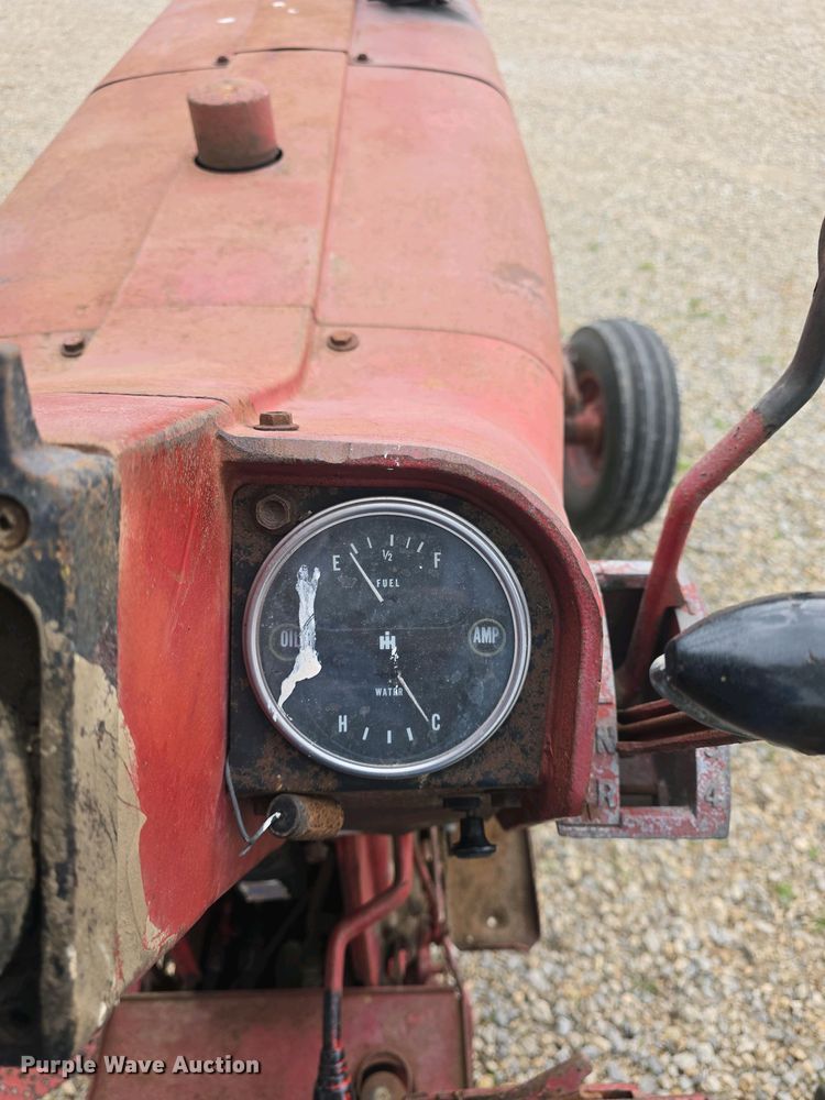 image for item DO7897 1966 International Harvester Farmall 806 tractor