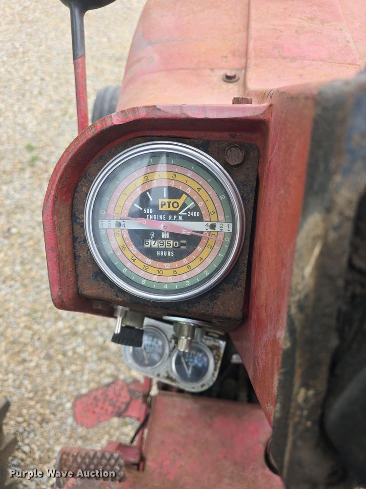 image for item DO7897 1966 International Harvester Farmall 806 tractor