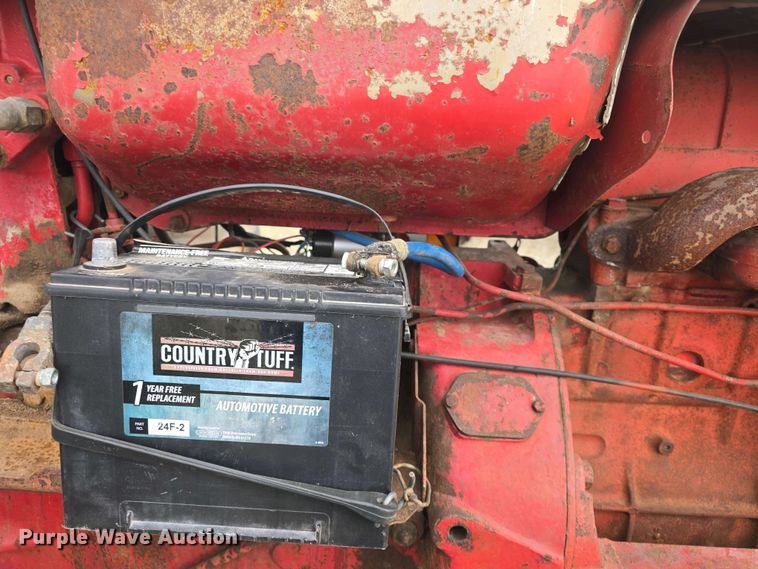 image for item DO7897 1966 International Harvester Farmall 806 tractor