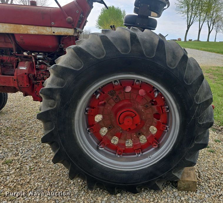 image for item DO7897 1966 International Harvester Farmall 806 tractor