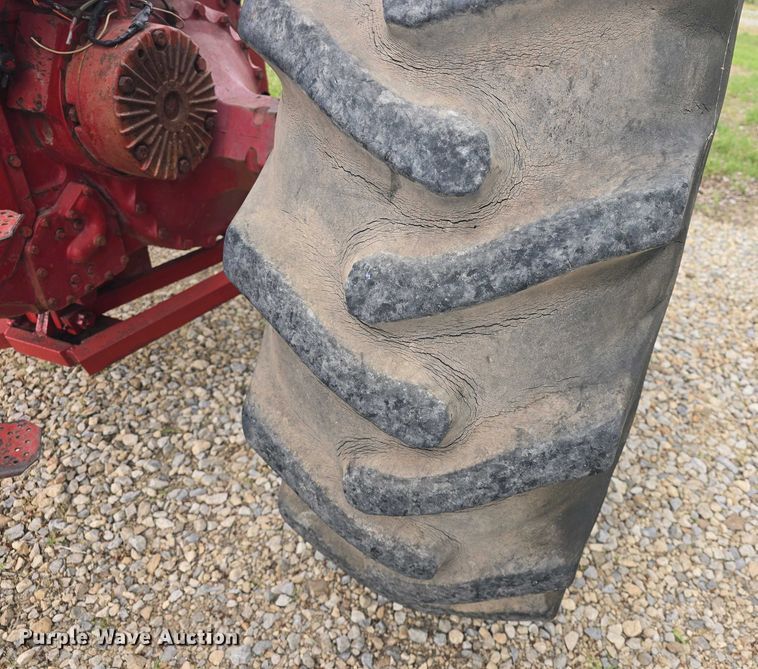 image for item DO7897 1966 International Harvester Farmall 806 tractor