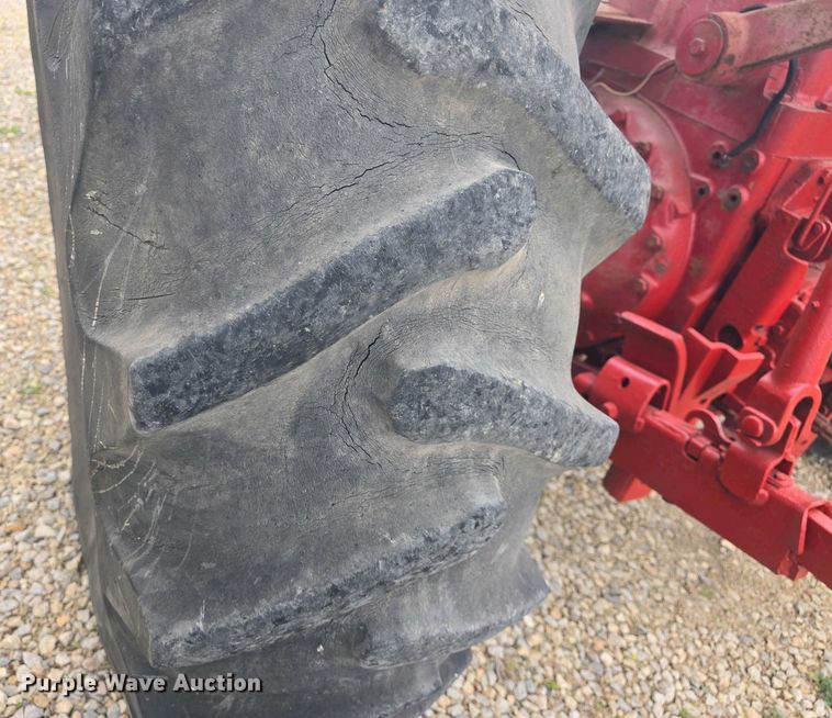 image for item DO7897 1966 International Harvester Farmall 806 tractor