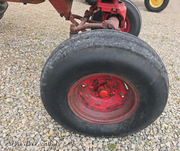 image for item DO7897 1966 International Harvester Farmall 806 tractor