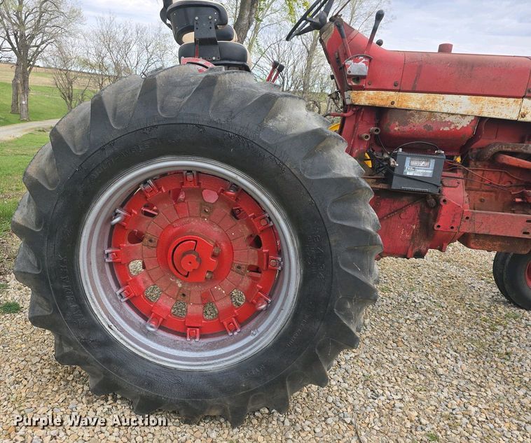 image for item DO7897 1966 International Harvester Farmall 806 tractor