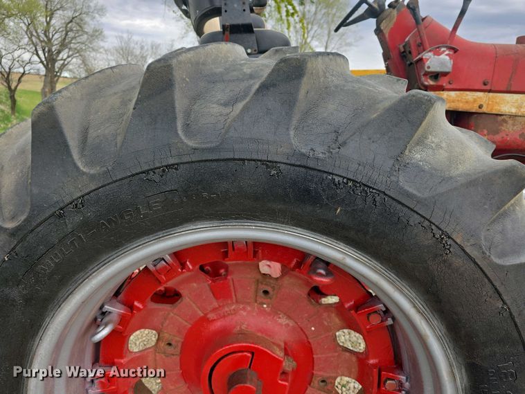 image for item DO7897 1966 International Harvester Farmall 806 tractor