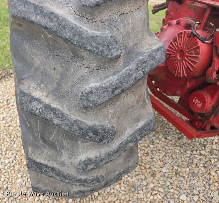 image for item DO7897 1966 International Harvester Farmall 806 tractor