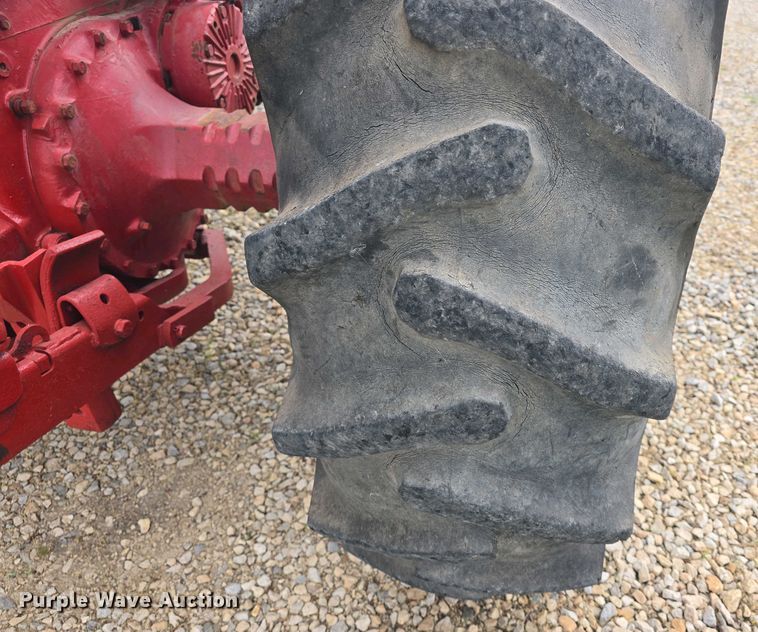 image for item DO7897 1966 International Harvester Farmall 806 tractor