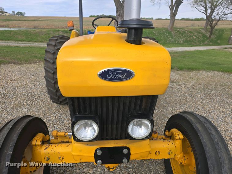 image for item DO7898 1993 Ford 3430 tractor