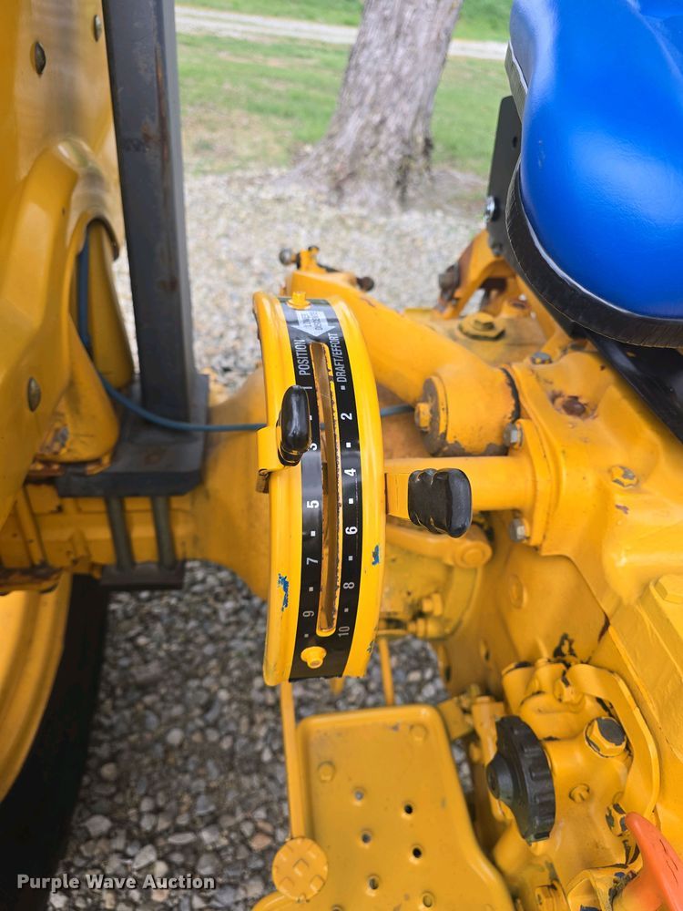 image for item DO7898 1993 Ford 3430 tractor