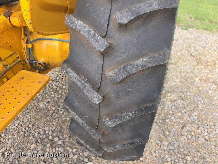 image for item DO7898 1993 Ford 3430 tractor