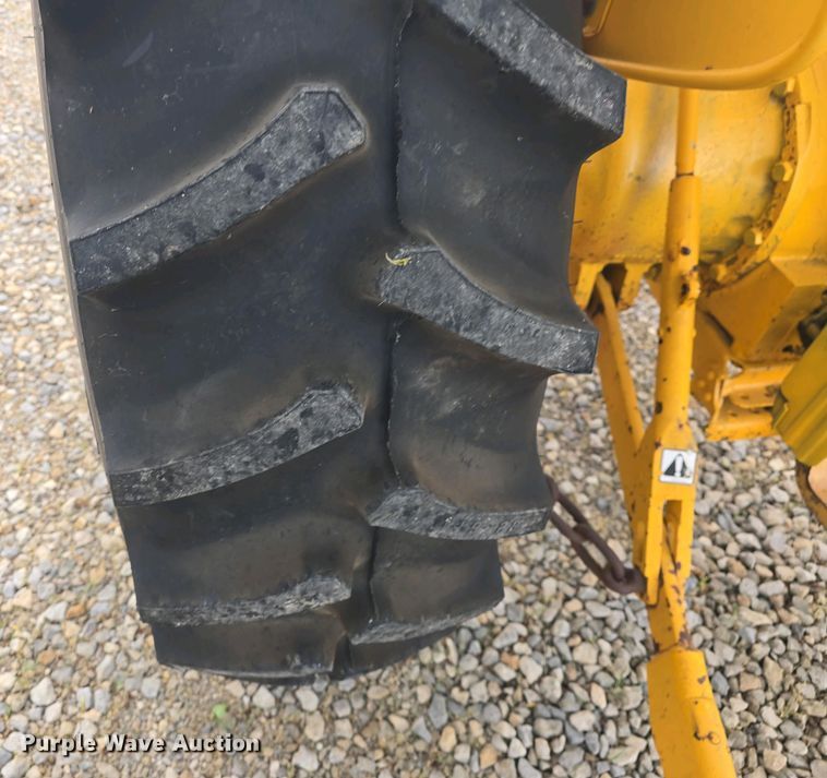 image for item DO7898 1993 Ford 3430 tractor