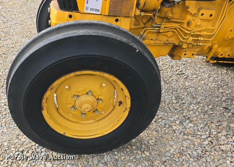 image for item DO7898 1993 Ford 3430 tractor
