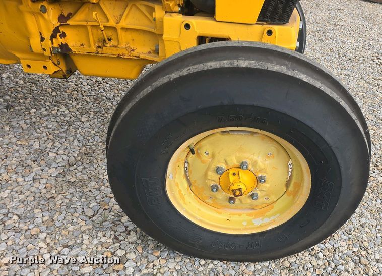 image for item DO7898 1993 Ford 3430 tractor