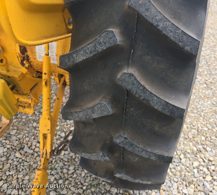 image for item DO7898 1993 Ford 3430 tractor