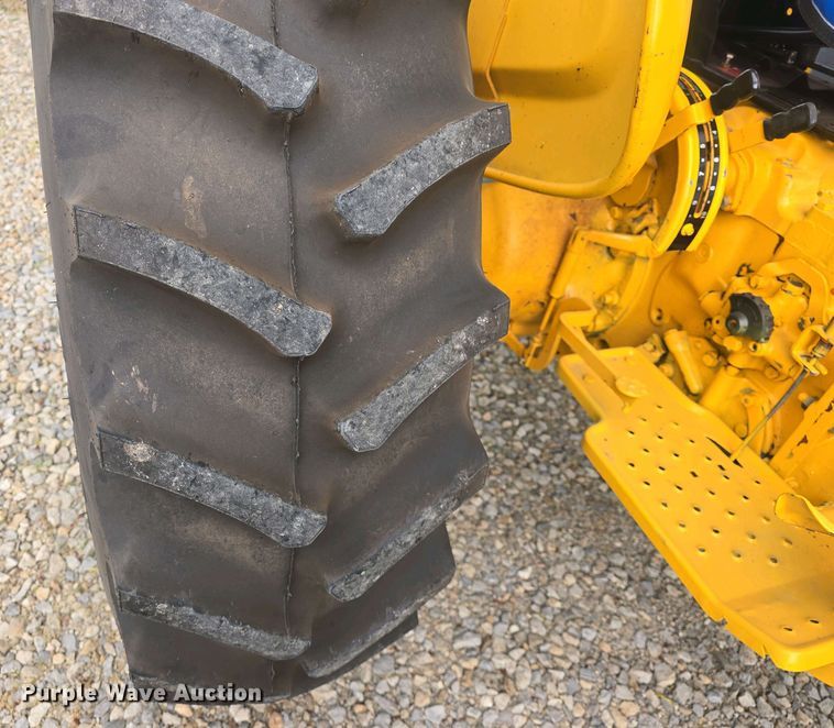 image for item DO7898 1993 Ford 3430 tractor