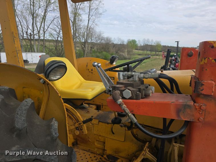 image for item DO7899 1976 John Deere 401BD tractor