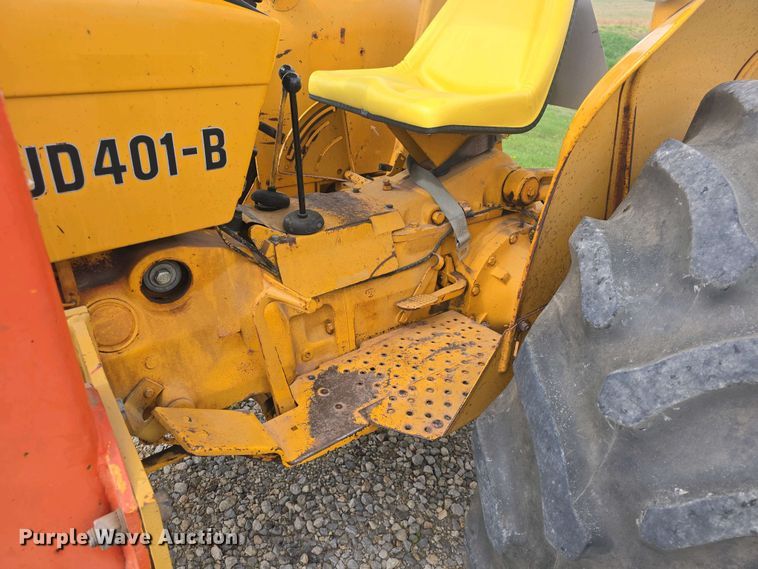 image for item DO7899 1976 John Deere 401BD tractor