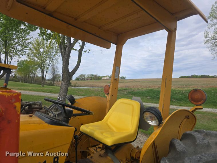 image for item DO7899 1976 John Deere 401BD tractor