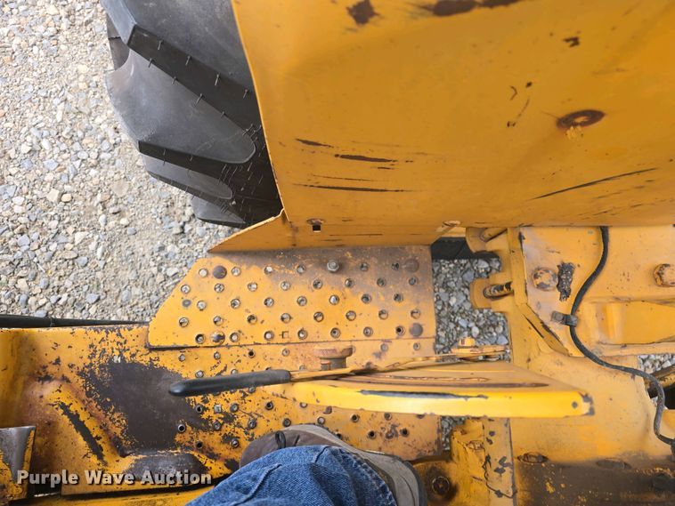 image for item DO7899 1976 John Deere 401BD tractor