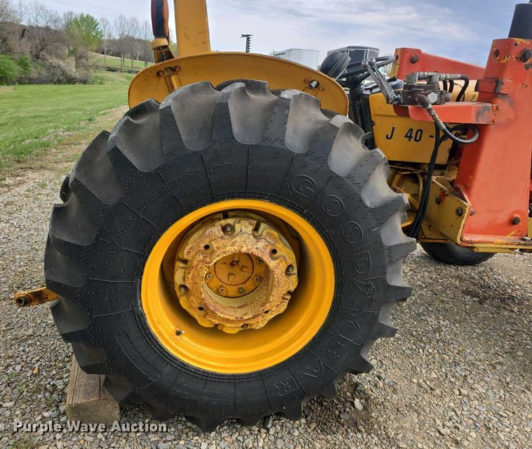 image for item DO7899 1976 John Deere 401BD tractor