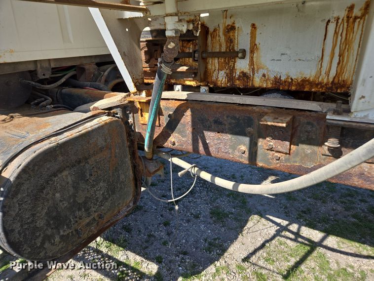 image for item DP6293 1994 Ford L8000 spreader