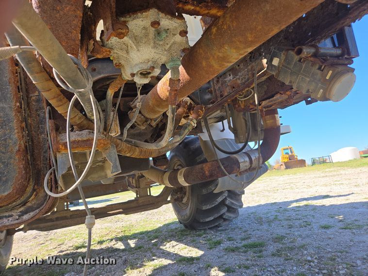 image for item DP6293 1994 Ford L8000 spreader