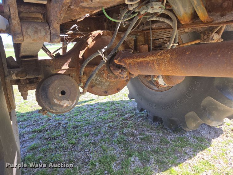 image for item DP6293 1994 Ford L8000 spreader