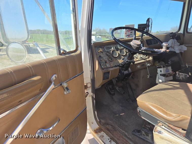 image for item DP6293 1994 Ford L8000 spreader