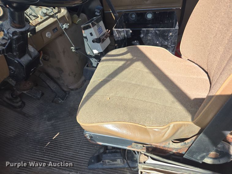 image for item DP6293 1994 Ford L8000 spreader