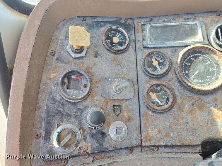 image for item DP6293 1994 Ford L8000 spreader