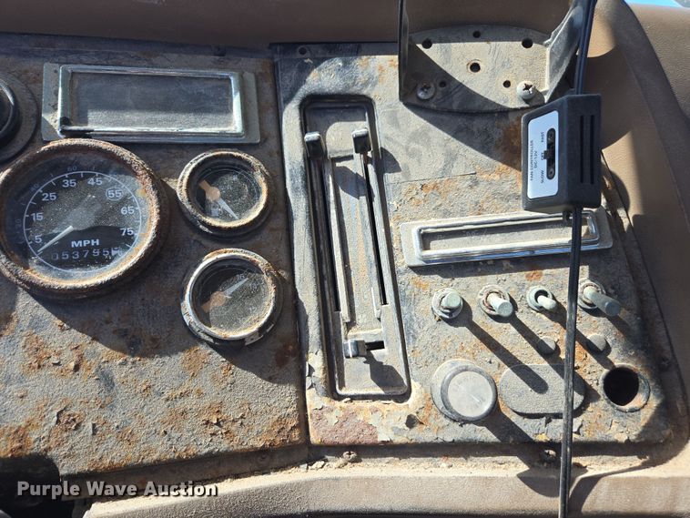 image for item DP6293 1994 Ford L8000 spreader