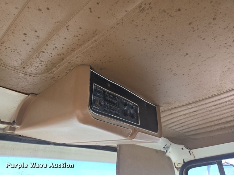 image for item DP6293 1994 Ford L8000 spreader