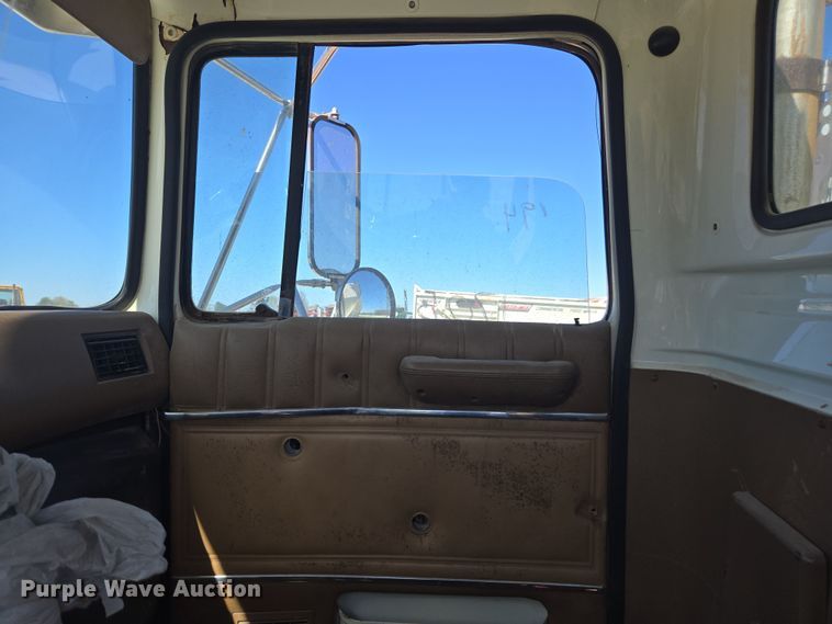 image for item DP6293 1994 Ford L8000 spreader